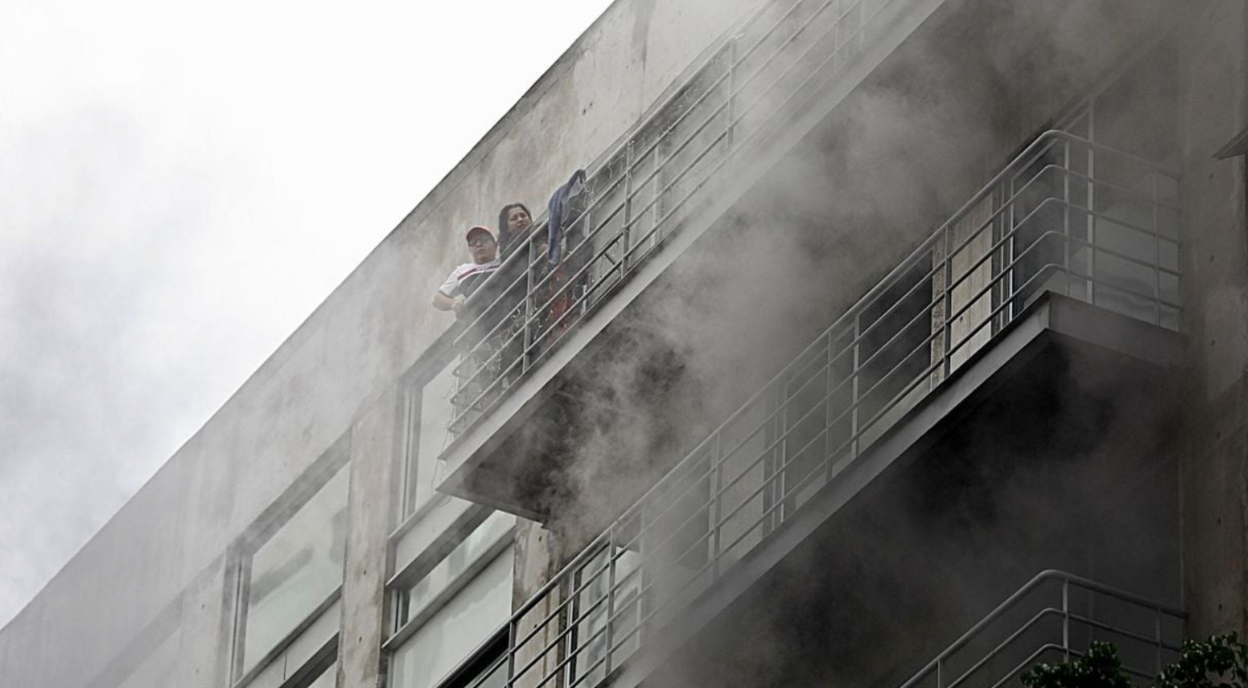 Desalojan a personas por incendio en conjunto habitacional Puerta Jardín en CDMX